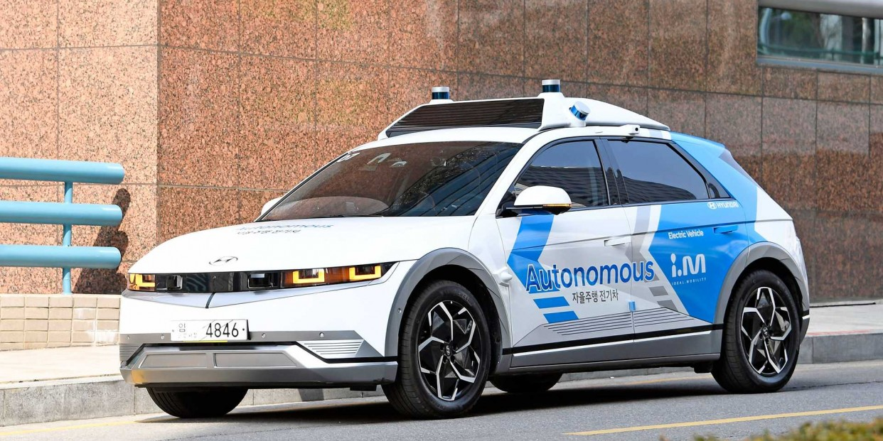 first nighttime self-driving taxi