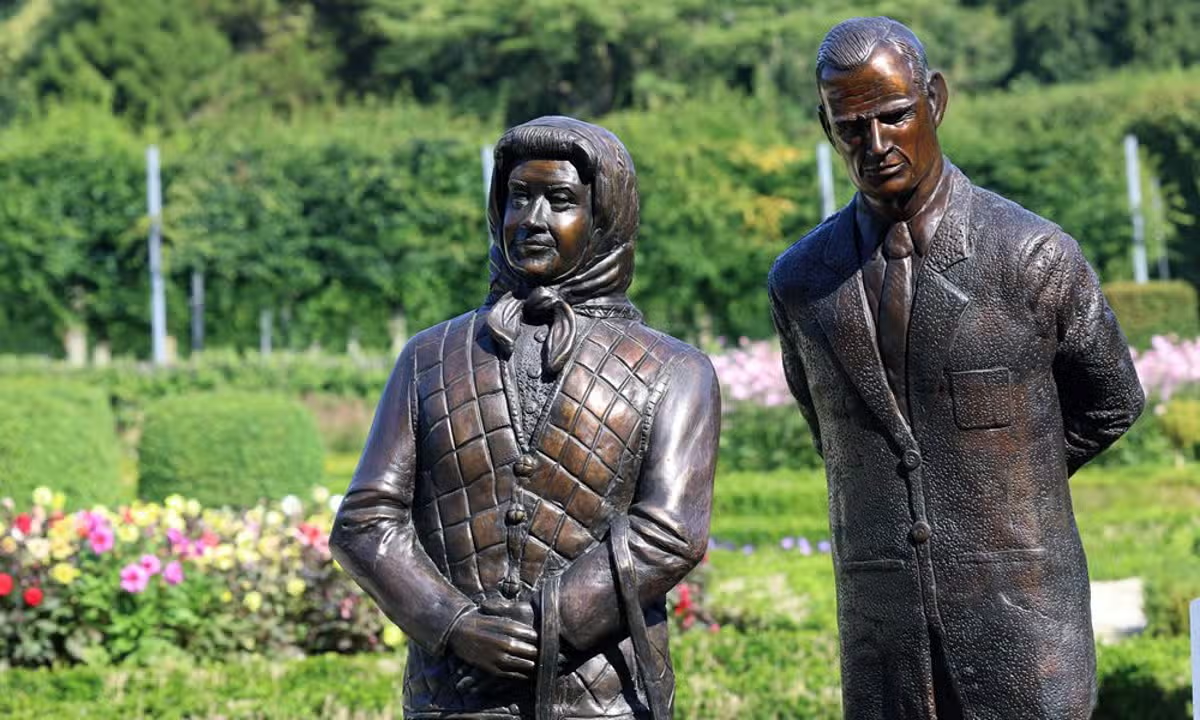 Queen Elizabeth II statue