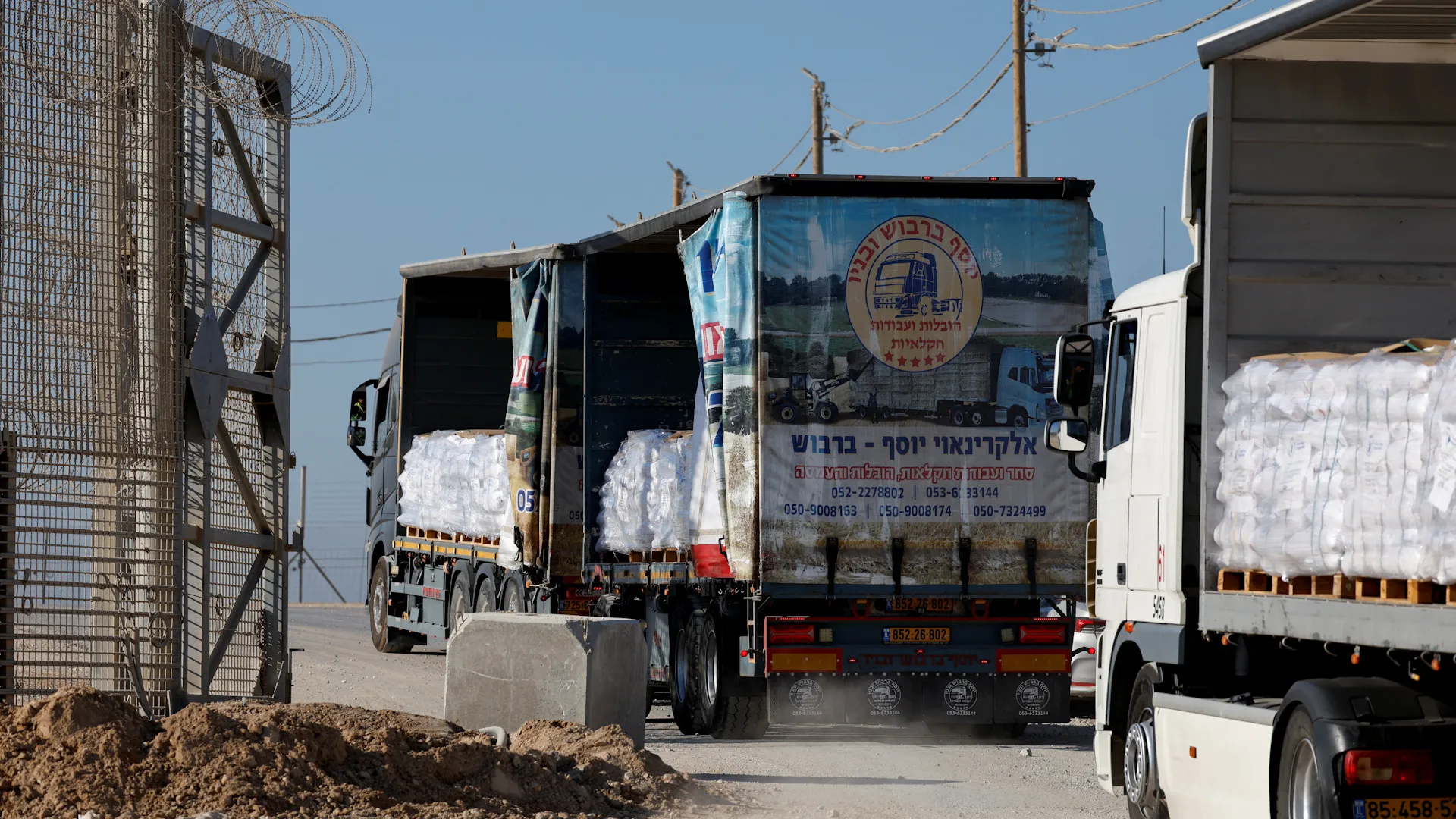 Food aid trucks looted in Gaza