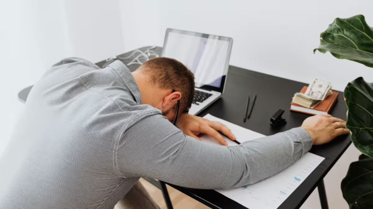 Bank Employee Falls Asleep on Keyboard