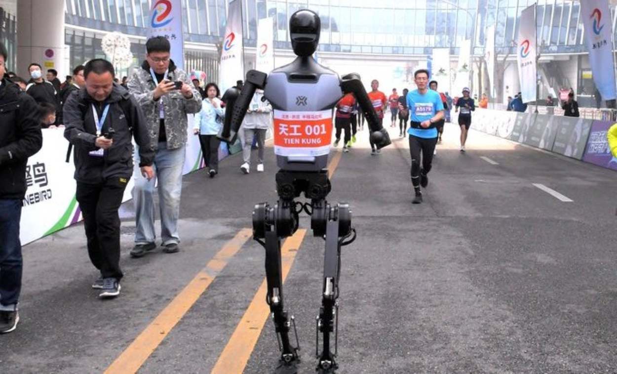 First Human-Robot Marathon