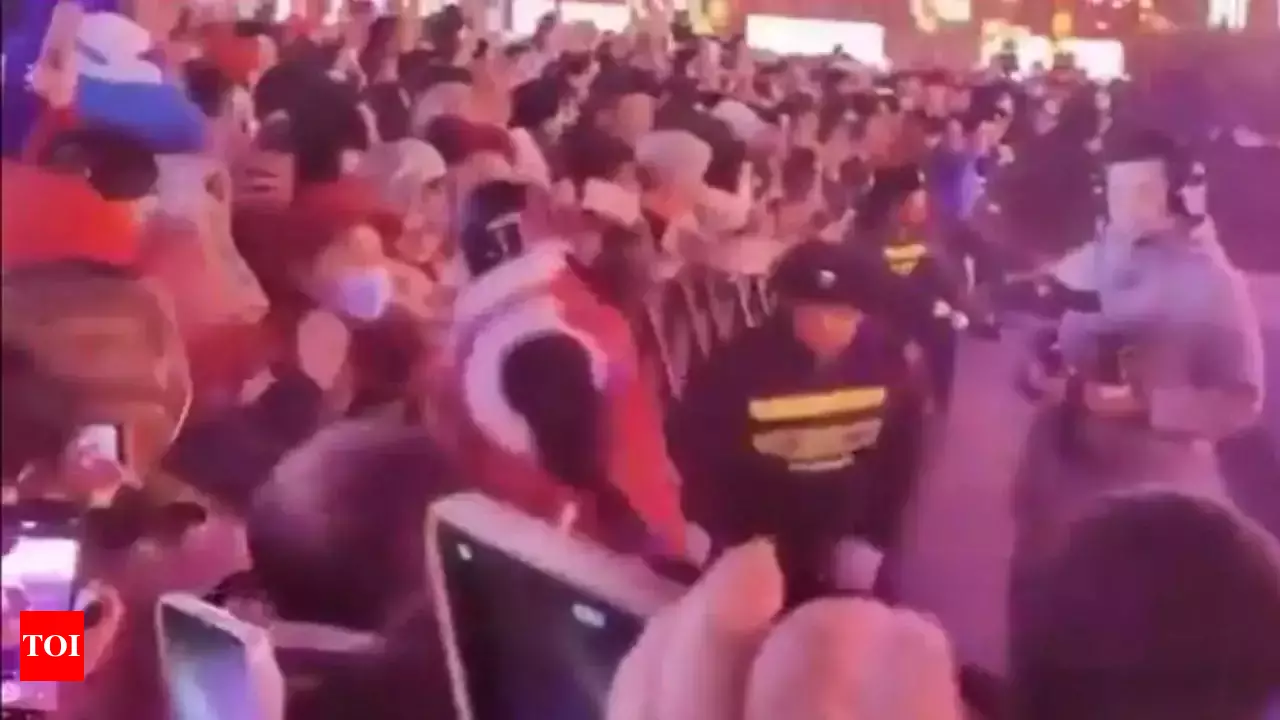 Robot Attacks Crowd At Spring Festival Gala