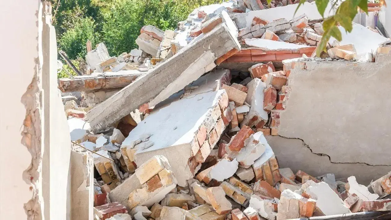 Roof Collapses at Afghan Refugee Camp