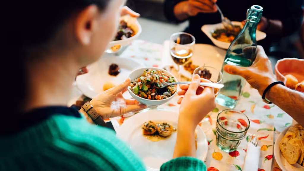 Sharing Meals Linked to Happiness 