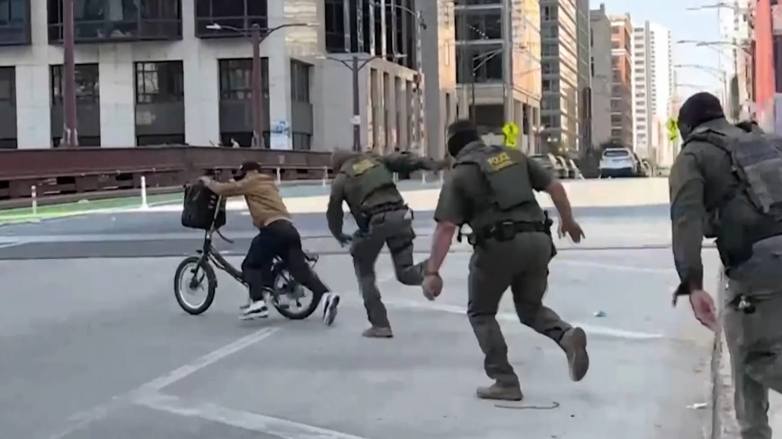 Food Delivery Worker Dramatically Escapes ICE